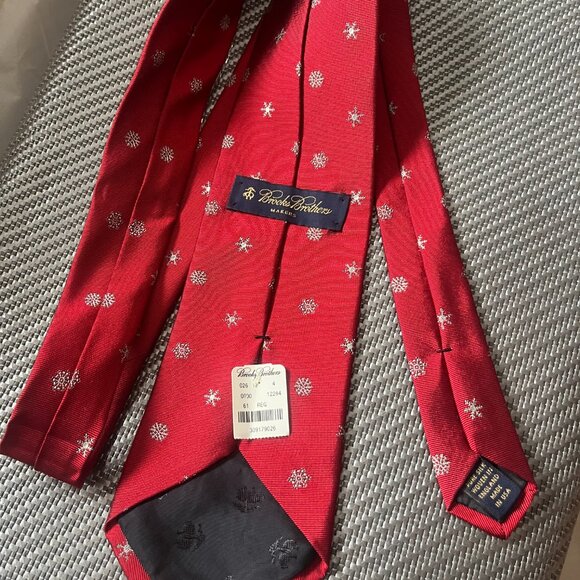 Brooks Brothers Makers 100% Silk Tie Snowflake Pattern - Picture 12 of 12